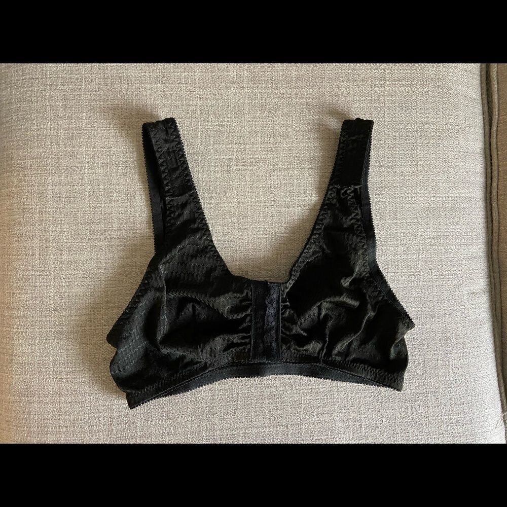 Q-T Intimates Black Compression Bra 34C Wireless Support NWOT